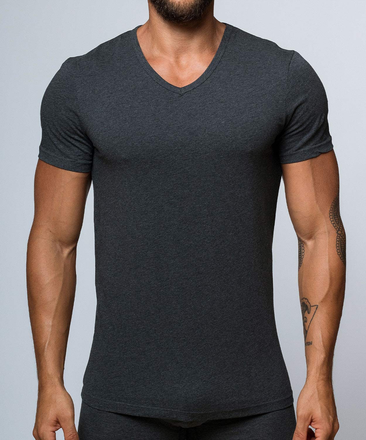 T-Shirt V Neck - Essentials